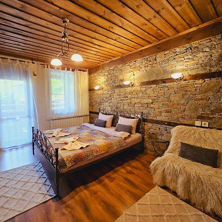 Панорама Хаус Лещен И Еко Къщи Дървена И Землянка Ngoại thất bức ảnh