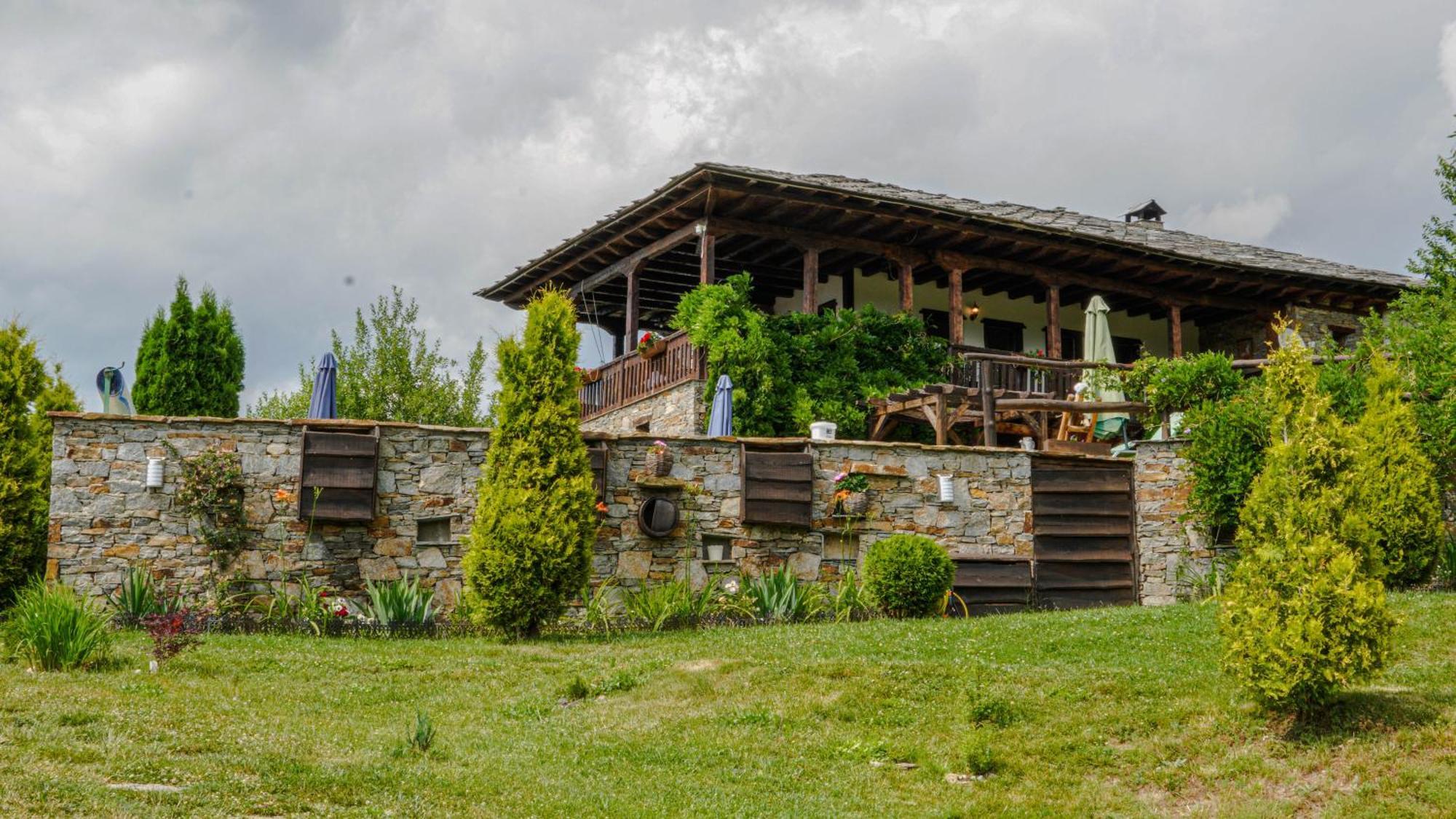 Панорама Хаус Лещен И Еко Къщи Дървена И Землянка Ngoại thất bức ảnh
