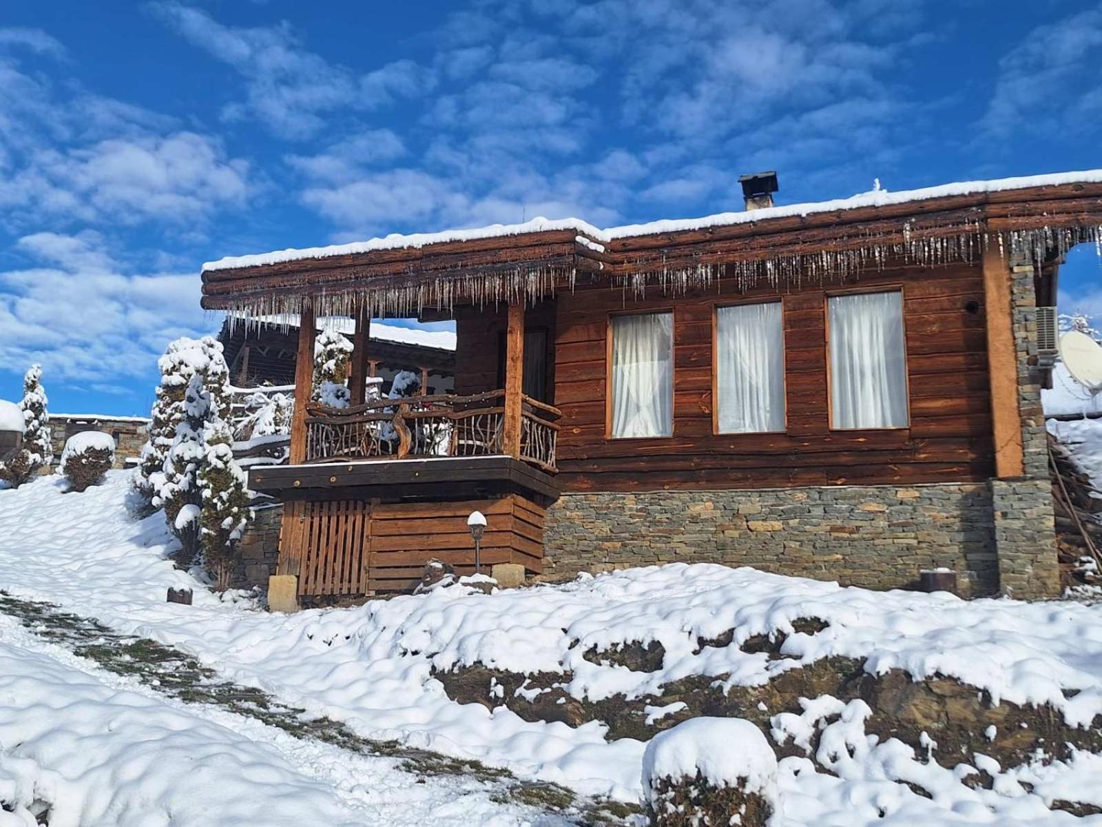 Панорама Хаус Лещен И Еко Къщи Дървена И Землянка Ngoại thất bức ảnh